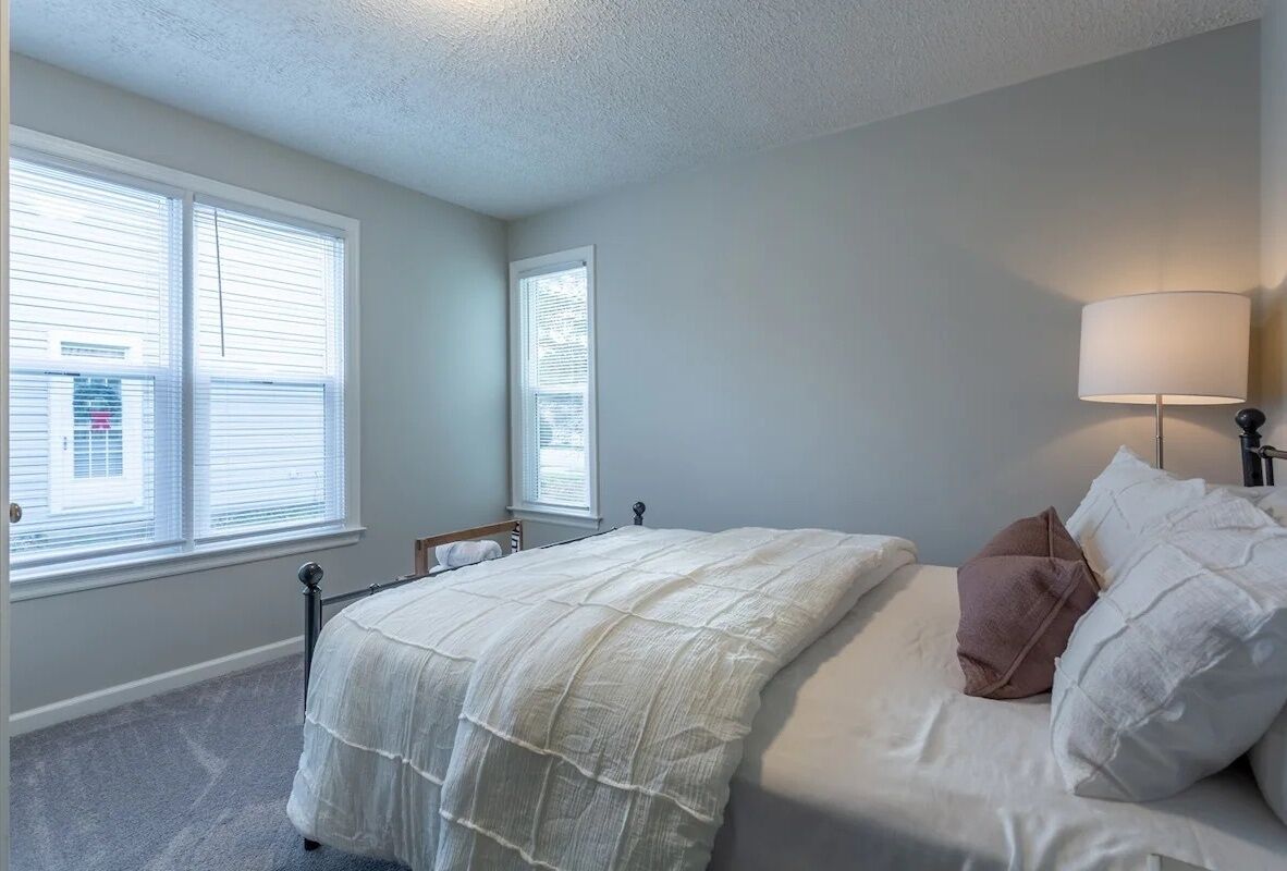 2 soverom, skrivebord, strykejern/-brett og wi-fi (inkludert)