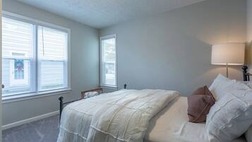 2 soverom, skrivebord, strykejern/-brett og wi-fi (inkludert)