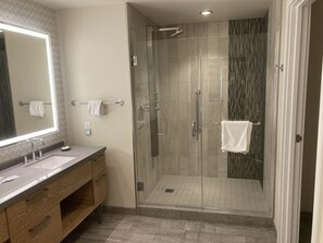Badewanne, Haartrockner, Handtücher, Seife