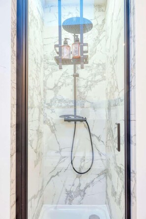 シャワー、ヘアドライヤー、タオル