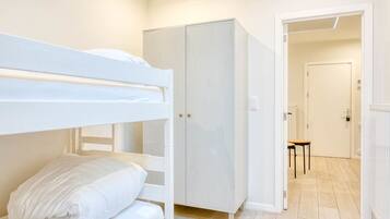 1 habitación, tabla de planchar con plancha, cuna de viaje y wifi