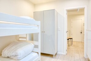 1 habitación, tabla de planchar con plancha, cuna de viaje y wifi 