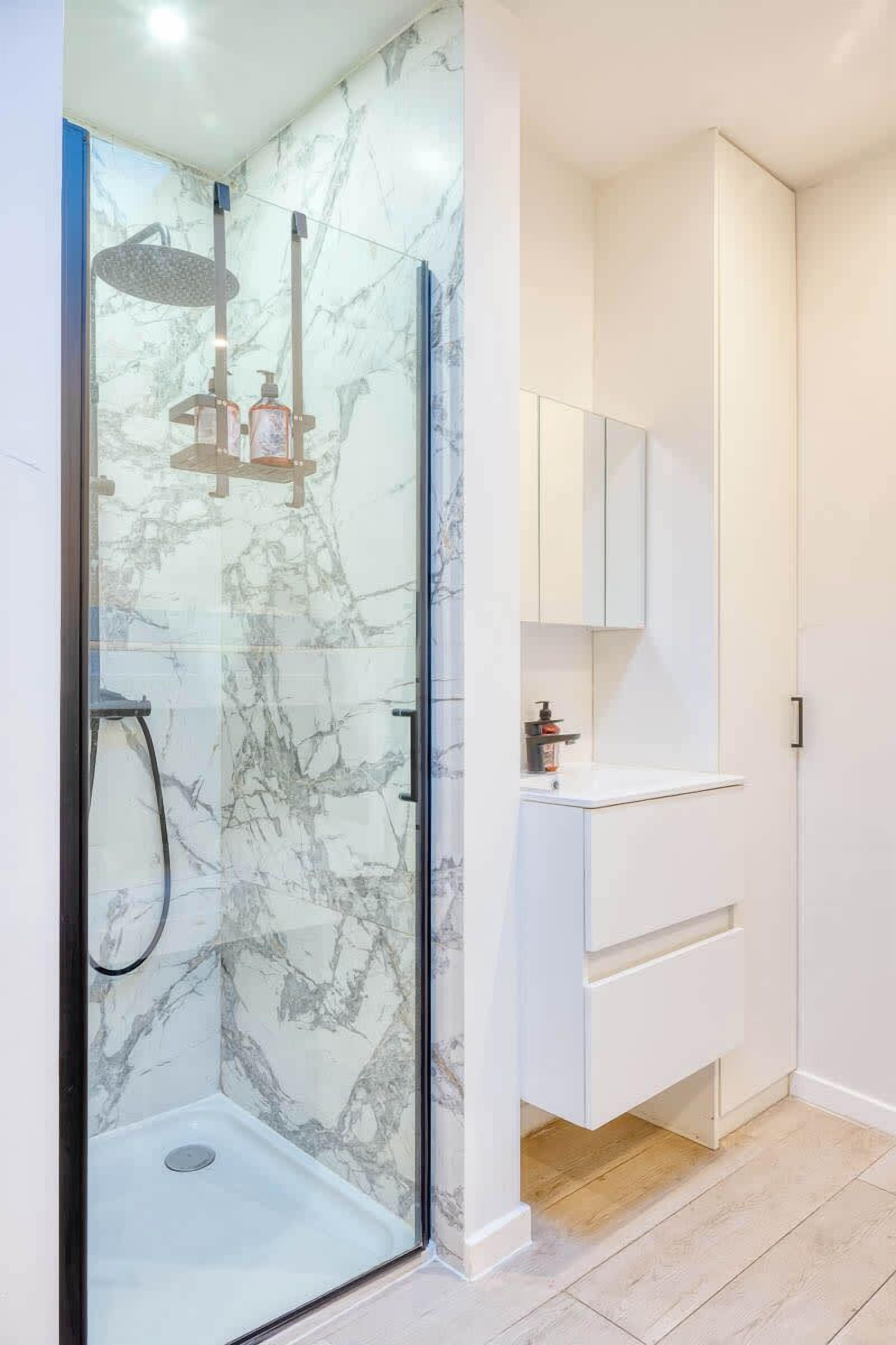 Een douche, een haardroger, handdoeken