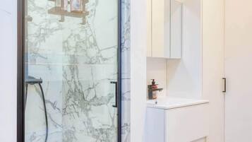 Douche, sèche-cheveux, serviettes fournies