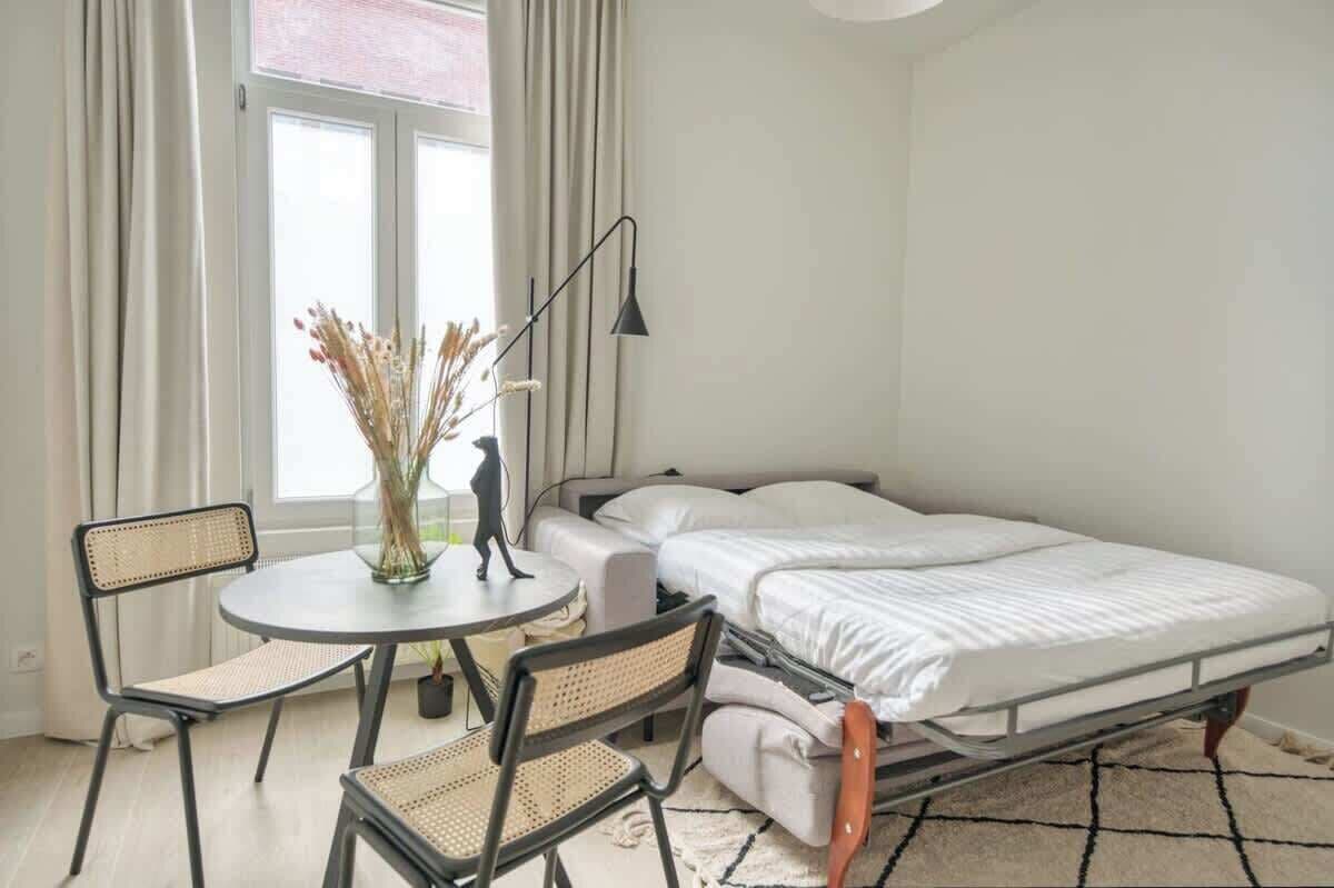 Een strijkplank/strijkijzer, reisbedje, wifi, beddengoed