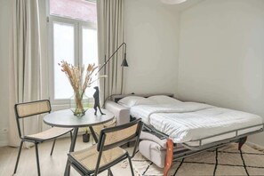 Een strijkplank/strijkijzer, reisbedje, wifi, beddengoed