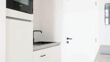 Een koelkast, een microgolfoven, een oven, een vaatwasser