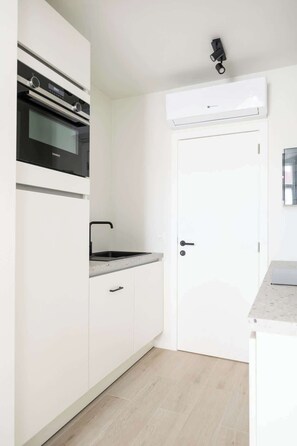 Een koelkast, een magnetron, een oven, een vaatwasser