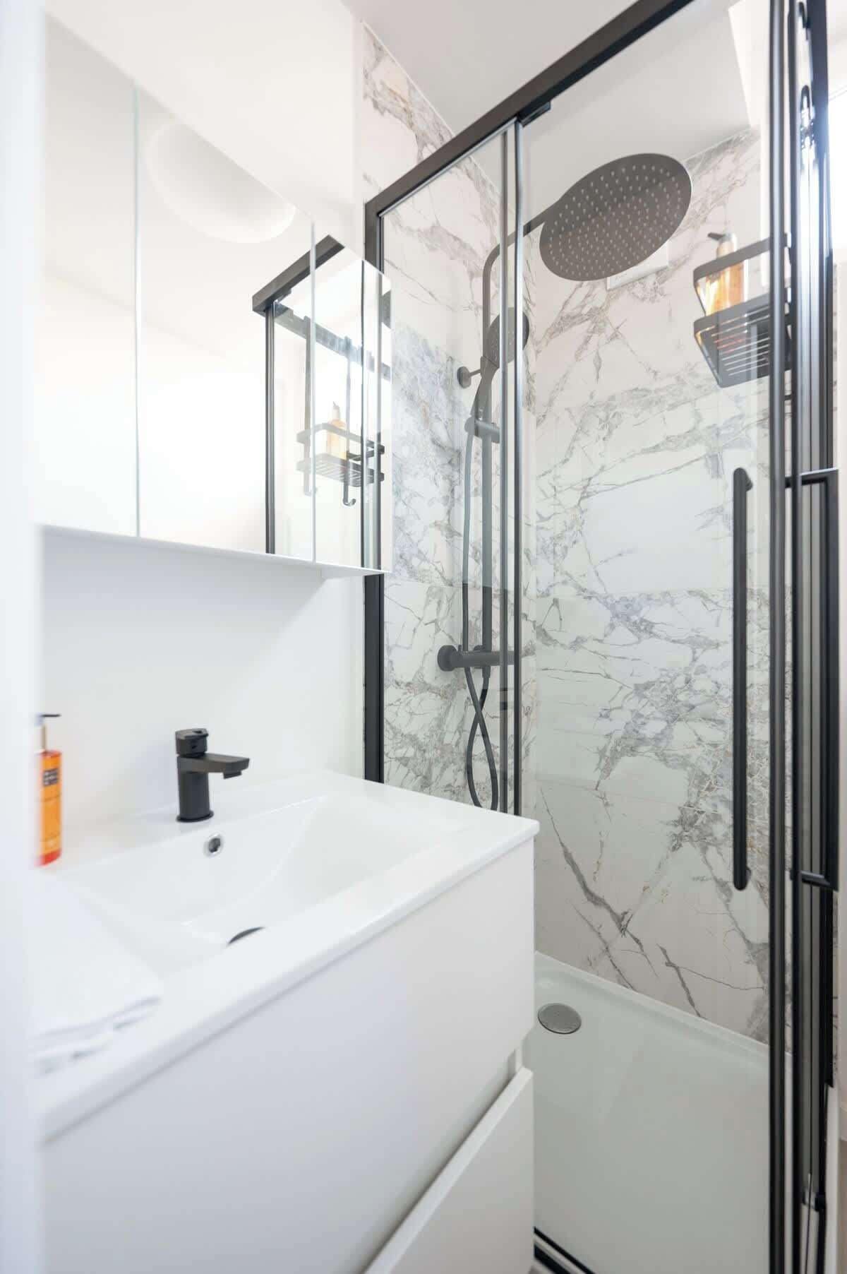 Een douche, een regendouche, een haardroger, handdoeken