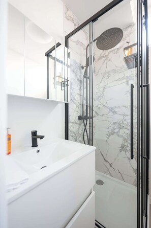 Een douche, een regendouche, een haardroger, handdoeken