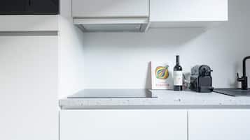 Een koelkast, een microgolfoven, een oven, een vaatwasser