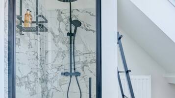 Ducha, secador de pelo y toallas