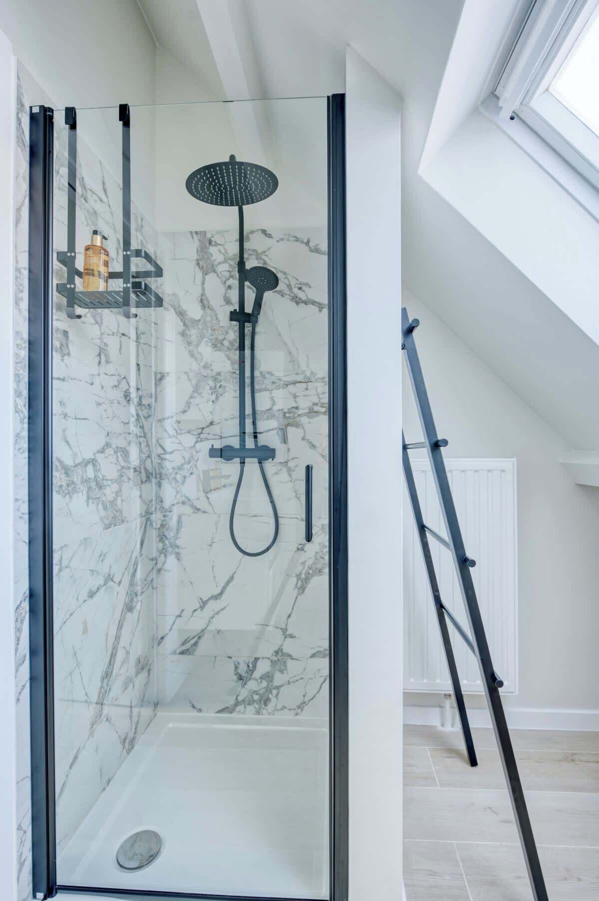 Dusj, h årføner og håndklær