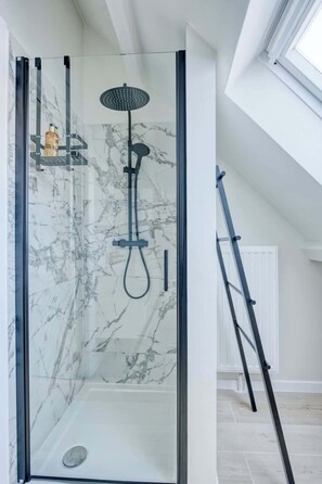 Ducha, secador de pelo y toallas