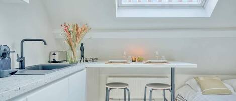 Tabla de planchar con plancha, cuna de viaje, wifi y ropa de cama