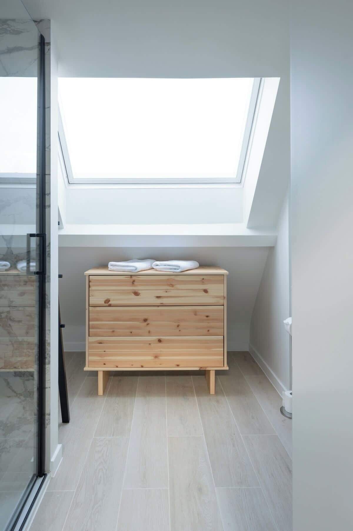 Douche, sèche-cheveux, serviettes fournies, shampoing