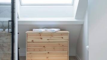 Douche, sĂšche-cheveux, serviettes fournies, shampoing