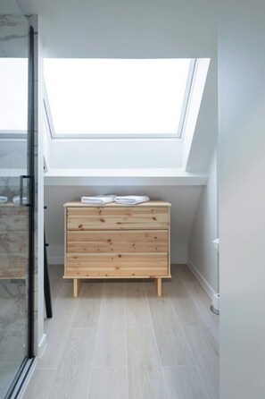 Douche, sèche-cheveux, serviettes fournies