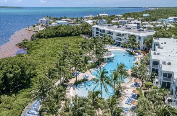 حمّام سباحة مُدفَّأ