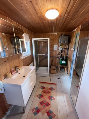 Ducha, toallas, jabón y papel higiénico