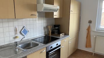 Frigorífico, placa de cocina, lavavajillas y cafetera o tetera