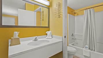 Cortinas blackout, wifi gratis y ropa de cama