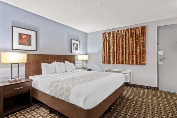 Standard Room, 1 King Bed, Non Smoking | Blackout drapes, WiFi (free), bed sheets