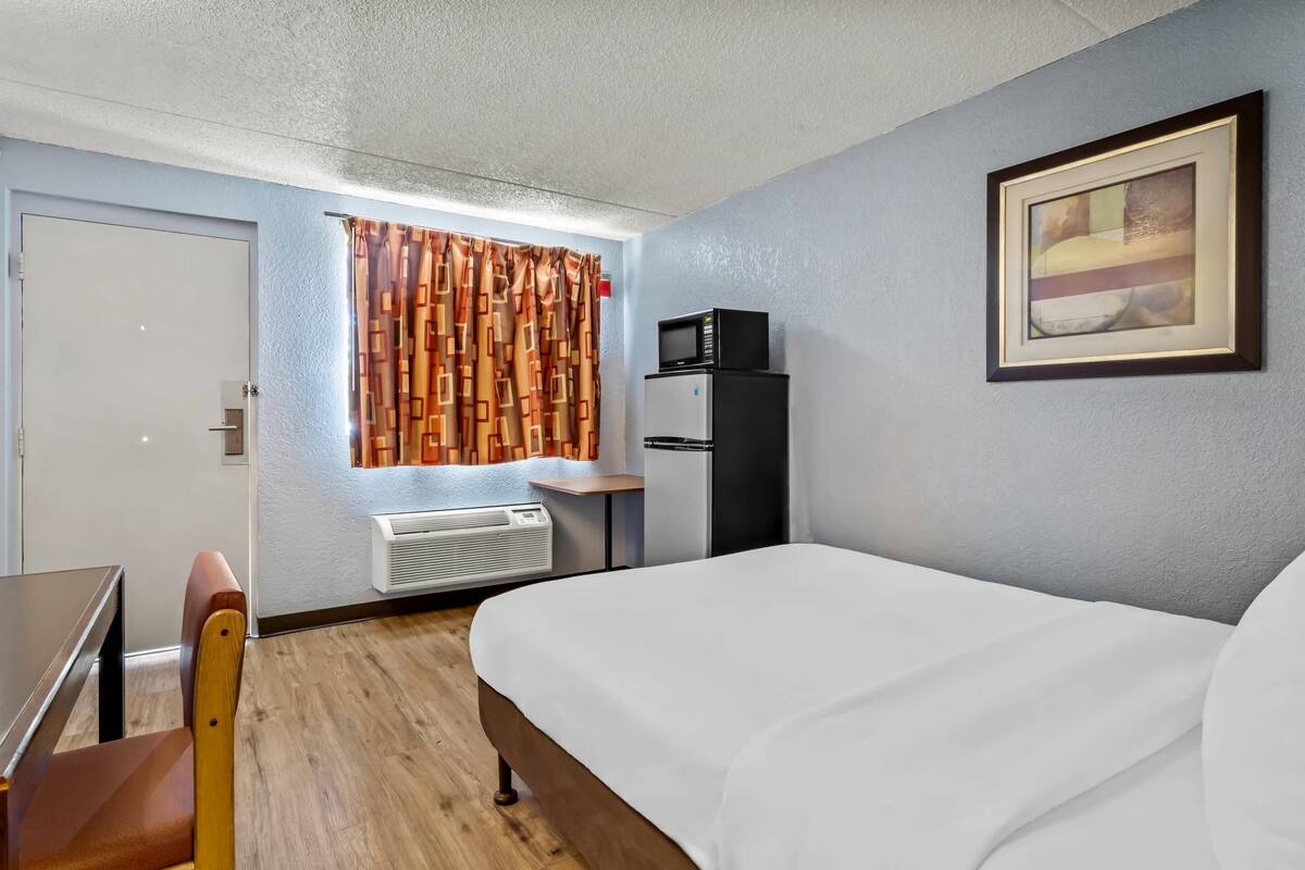 Blackout drapes, WiFi (free), bed sheets
