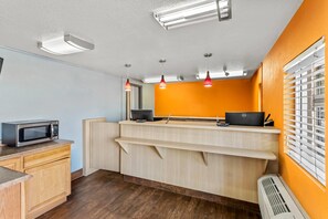 Lobby - Rodeway Inn Albuquerque West (Albuquerque)