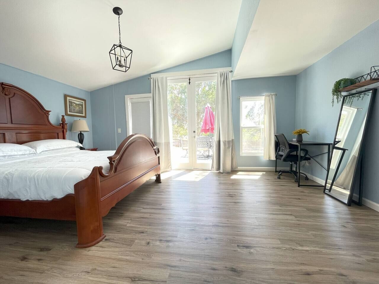 3 quartos, escrivaninha, ferros/tábuas de passar roupa