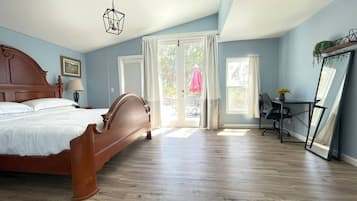 3 quartos, escrivaninha, ferros/tábuas de passar roupa