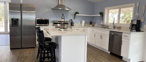 Frigorífico, microondas, horno y placa de cocina