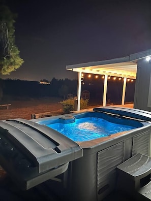 Outdoor spa tub - Rejuvenate! Remodeled home, 180-view on 4-acres. (Temecula)