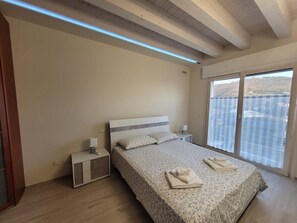 2 Schlafzimmer, Schreibtisch, schallisolierte Zimmer