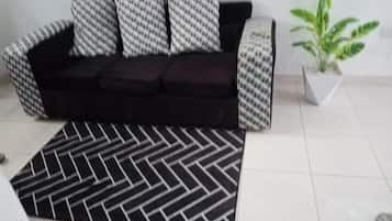 Studio | Wohnbereich | Fernseher