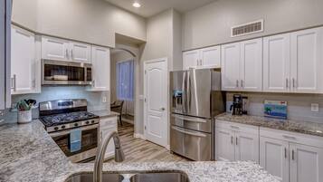 Een koelkast, een magnetron, een oven, een kookplaat