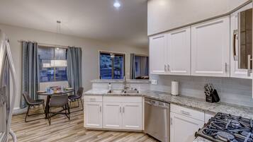 Een koelkast, een magnetron, een oven, een kookplaat