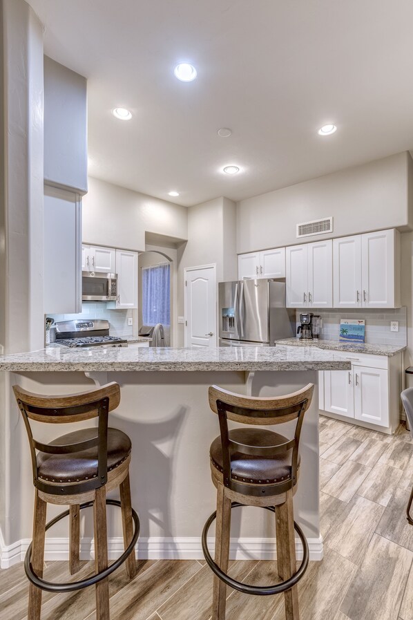 Jääkaappi, mikroaaltouuni, uuni, liesi