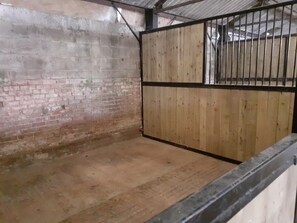 Cabin | Bathroom | Shower, towels - Glamping in Wiltshire in our Luxury Shepherds Hut (Chippenham)