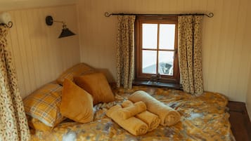 1 bedroom, bed sheets