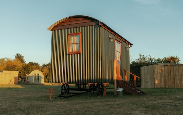 Cabin | Exterior - Glamping in Wiltshire in our Luxury Shepherds Hut (Chippenham)