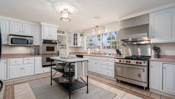 House, 3 Bedrooms | Private kitchen