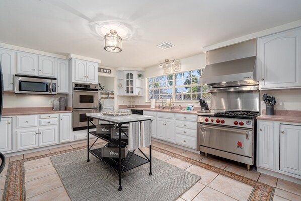 House, 3 Bedrooms | Private kitchen