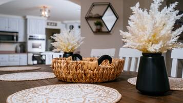 House, 3 Bedrooms | In-room dining