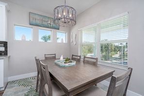 Ferienhaus, 3 Schlafzimmer | Essbereich im Zimmer