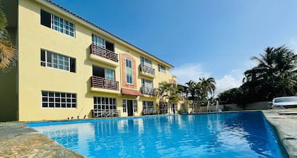 Lovely 2 Bedroom Condo With Pool And Hot Water
