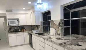 Kjøleskap, mikrob ølgeovn, ovn og kokeplater