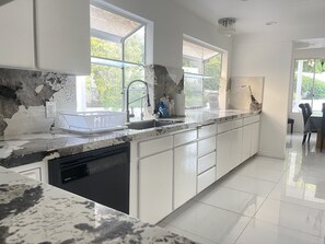 Kylskåp, mikrovågsugn, ugn och spishäll