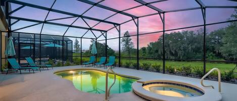 Utomhuspool, uppvärmd pool och solstolar