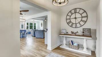 Smart TV, books, stereo, offices